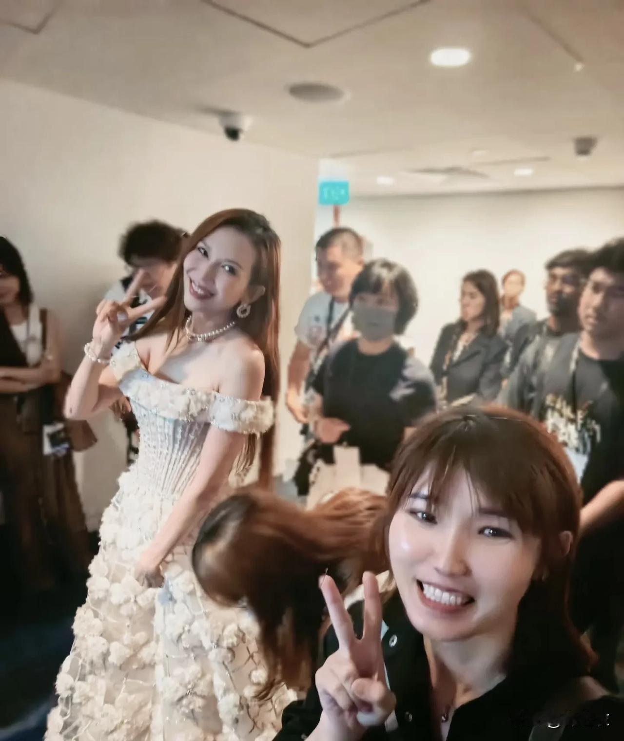 蔡少芬身材管理一级棒的，再加上个子高，所以她这个年纪还能穿出轻盈感很厉害了。