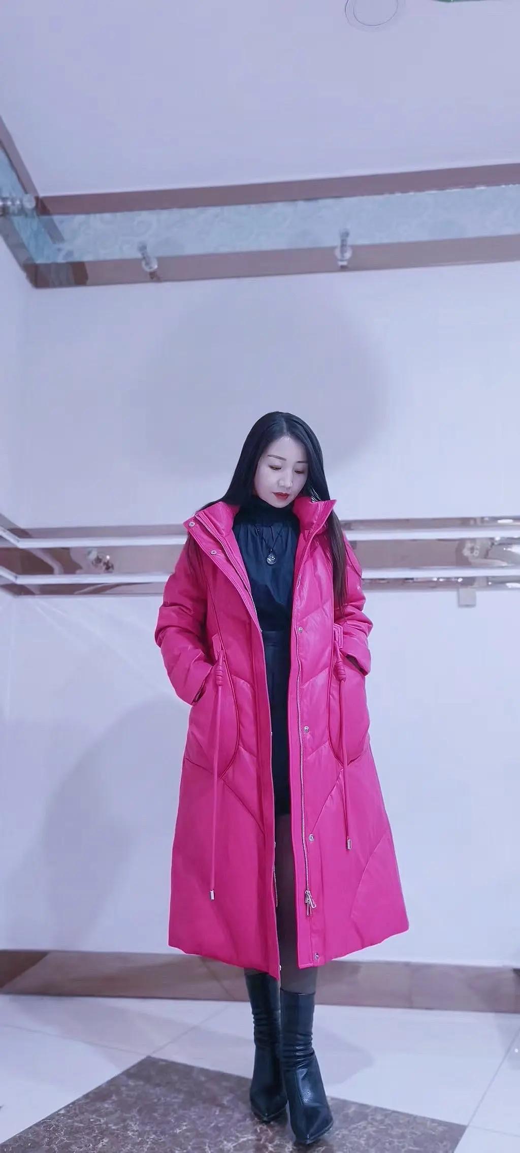 冬日穿搭指南：粉外套+黑靴，时尚又保暖！