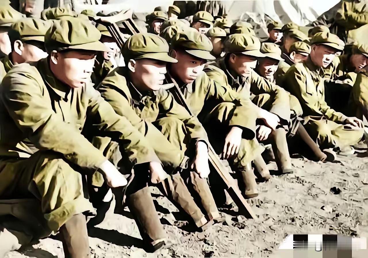 1955年，一位苏联摄影师拍下的这张照片，让人既震撼又心痛。这是一群因伤致残的志