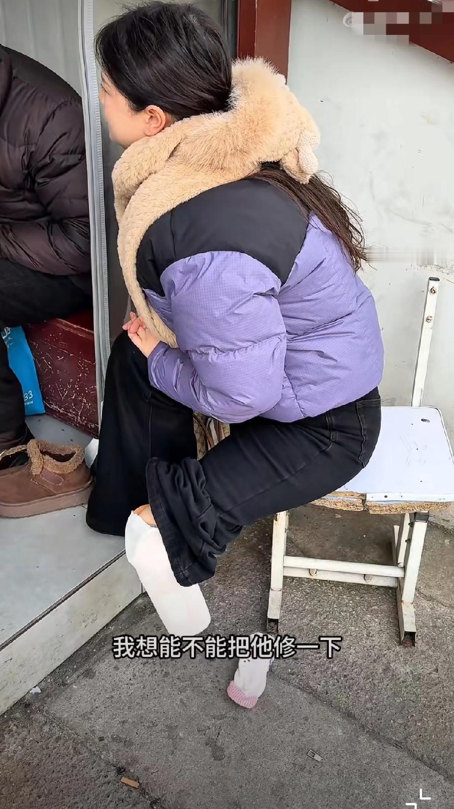 在无锡打工的女子假肢断裂，因维修更换费用太高不舍得，就找菜市场边上修鞋师傅修好后