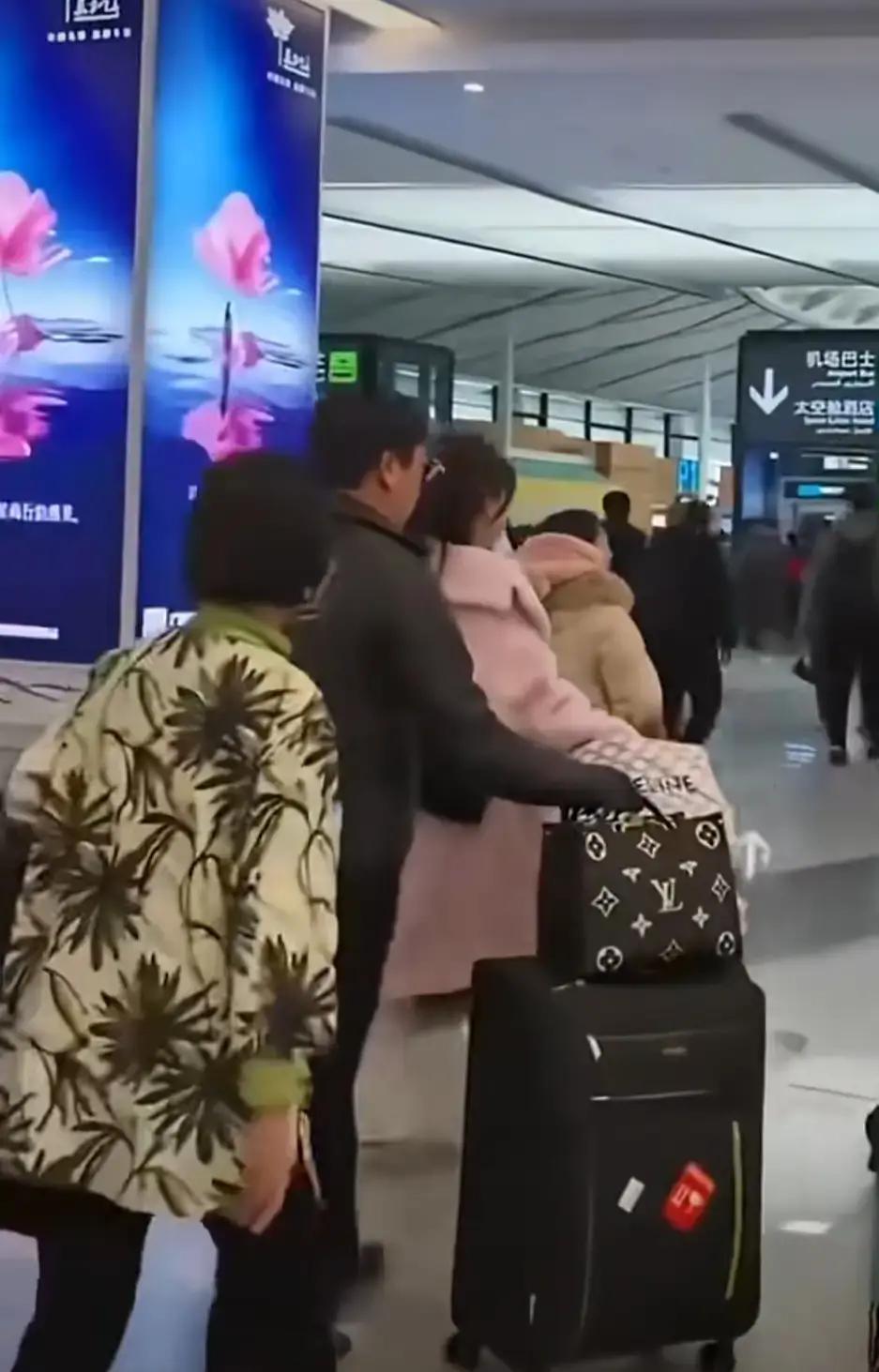 刚刷到一组落地首都机场的照片，确实被塞了一嘴冷狗粮。这对夫妻刚结束大西北的行