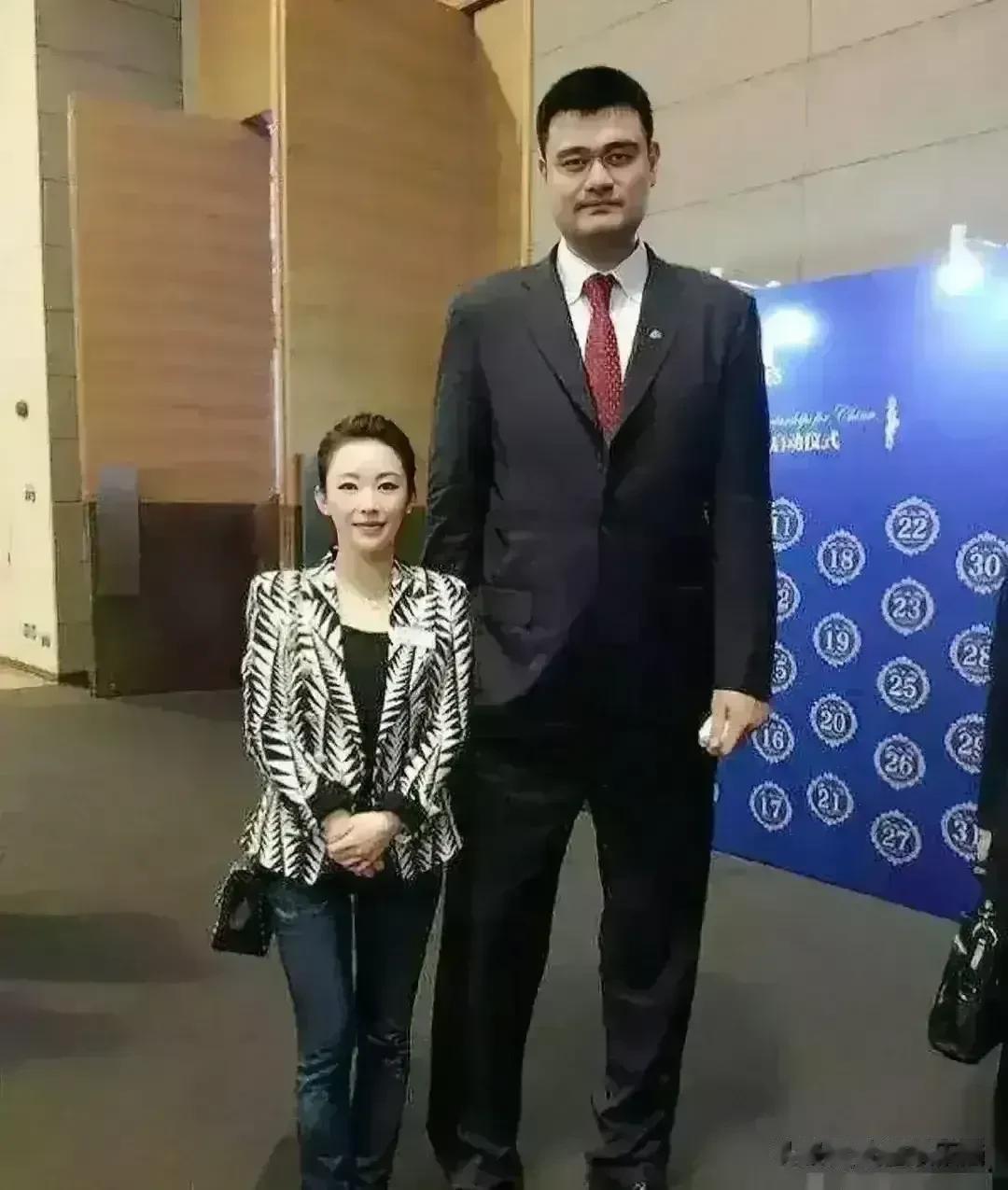 两位球王，一位就是大名鼎鼎的姚明，还有一位你认识吗？这位大美女，虽然比姚明矮点
