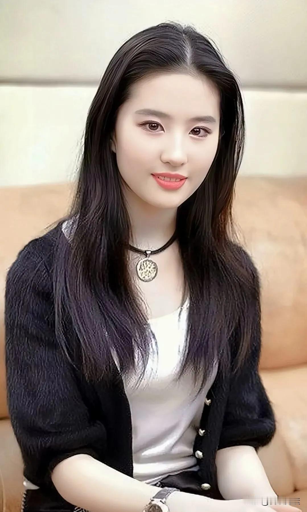 神仙姐姐刘亦菲也快40岁了，依然美丽似仙女下凡，我等凡夫俗子，要怎么样才配