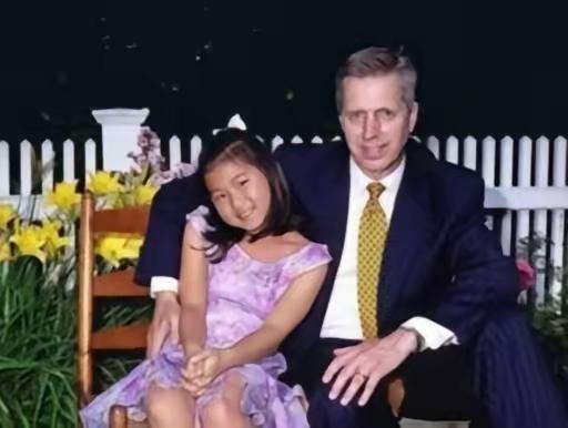 2006年，69岁英国亿万富翁兰斯·克拉克爱上33岁中国女生周颖。周颖因家境不好