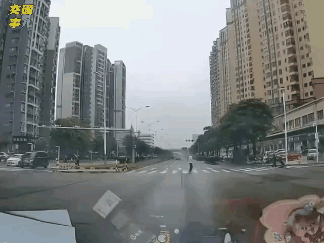 都快过了马路了，为什么又突然折回？大脑短路？