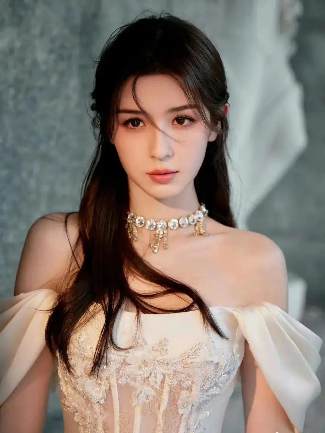 被29岁哈妮克孜身材美到！天生丽质堪称造物主偏爱