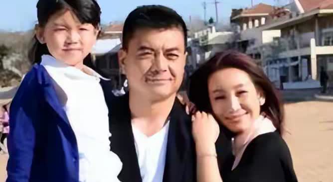 同是王新军儿子，前妻生的和后妻生的一对比，差距一目了然。