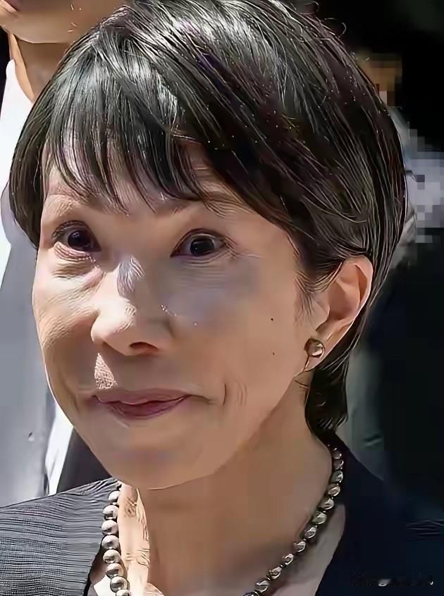 高市早苗的照片网上铺天盖地，最有代表性的还是这两张。昨晚夜深人静之时刷手机