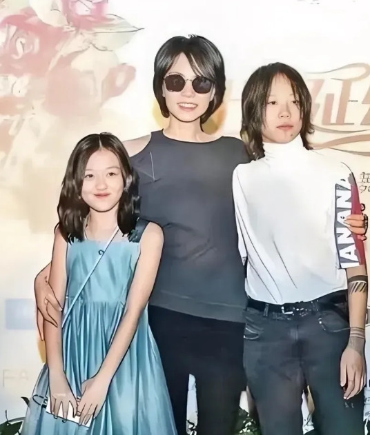同母不同父的窦靖童和李嫣，表面如王菲般冷清，心里柔软又炽热，李嫣的十九岁生日，没