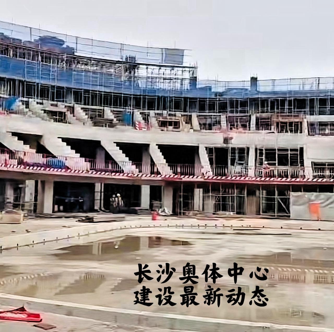 个人感觉长沙奥体中心，建设的速度有点加快了，看看这奥体中心的围墙就知道了。这种建
