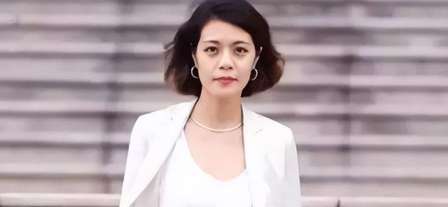 一次，39岁的复旦女神陈果上节目。撒贝宁问她：“你担心自己嫁不出去吗？”面对这个