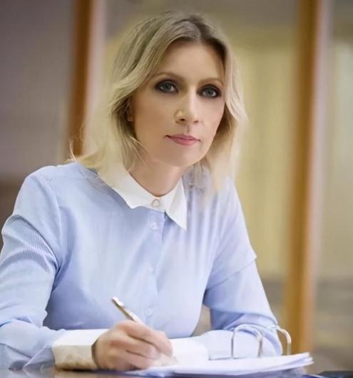 看到扎哈罗娃随外长拉夫罗夫访华的照片，瞬间让人感觉她的变化怎么这么大啊，以前的扎