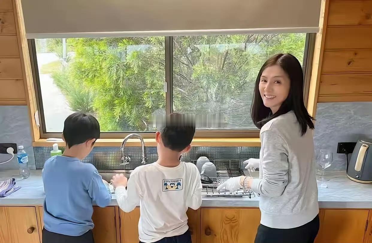 51岁杨采妮与老公、双胞胎儿子在新加坡家中户外烧烤，她状态年轻气质佳，孩子们帮忙