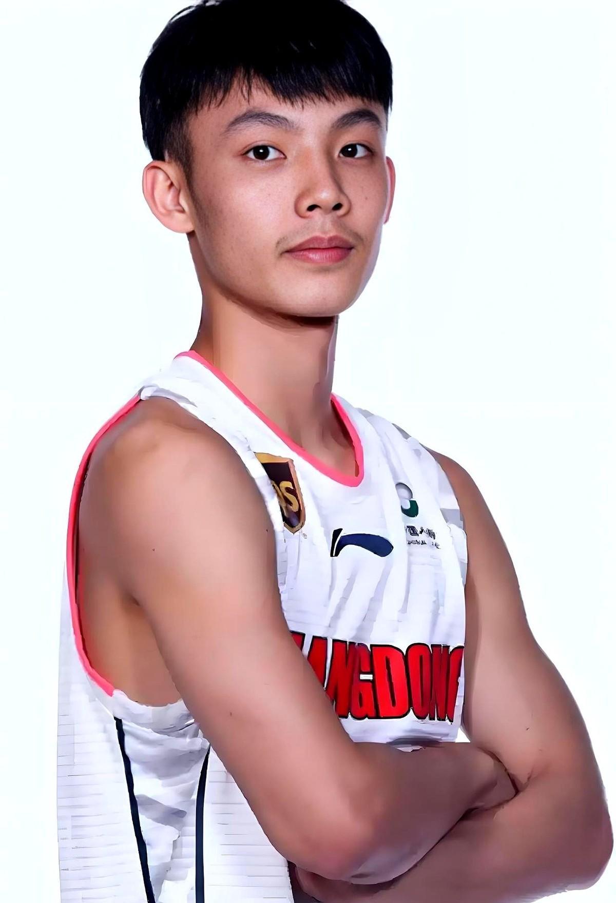 别看他又瘦又小才67公斤卧推100公斤是什么概念？相当于推着两个成年人在打