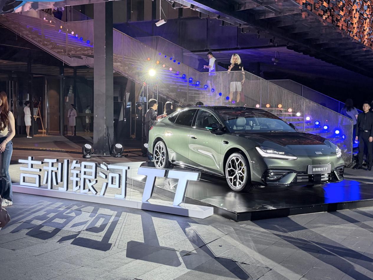 纯电美学觉醒，时尚性能兼得。吉利银河TT全球首秀，定位C级AI纯电运动轿车，