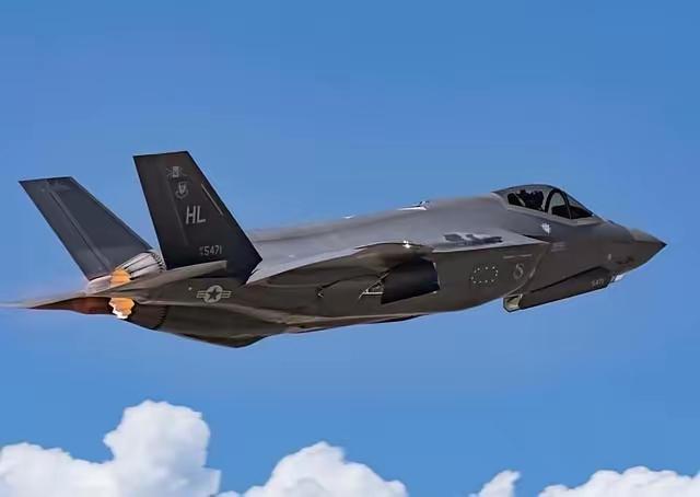 五角大楼的怒火被彻底点燃了！美国空军的F-35王牌教官，竟然跑到中国去“打工”！