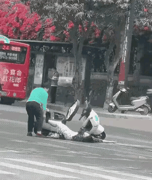 这就是戴头盔的重要性。