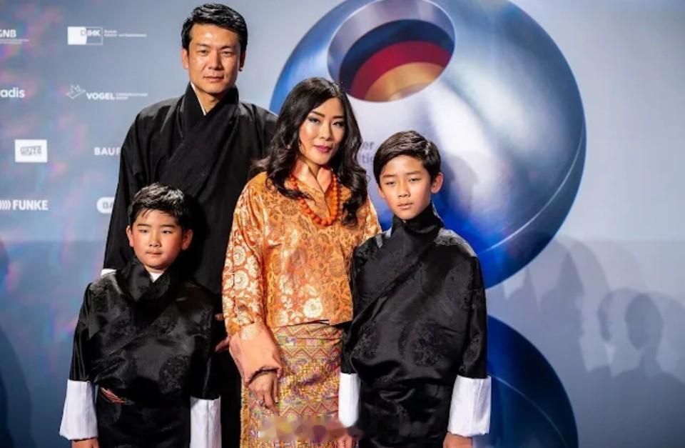 王室王室不丹王室2025年12月5日，县城三公主代表县城在德国领取一个可持续发