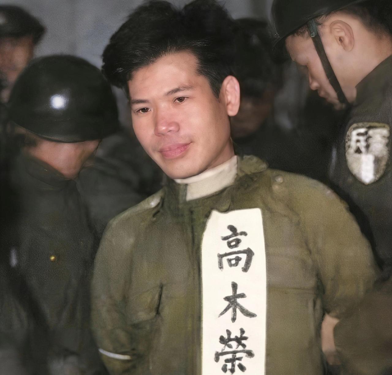 近日，一张上世纪的老照片在网上流传。照片里的人双手被绑，却盯着镜头笑。后来才知道