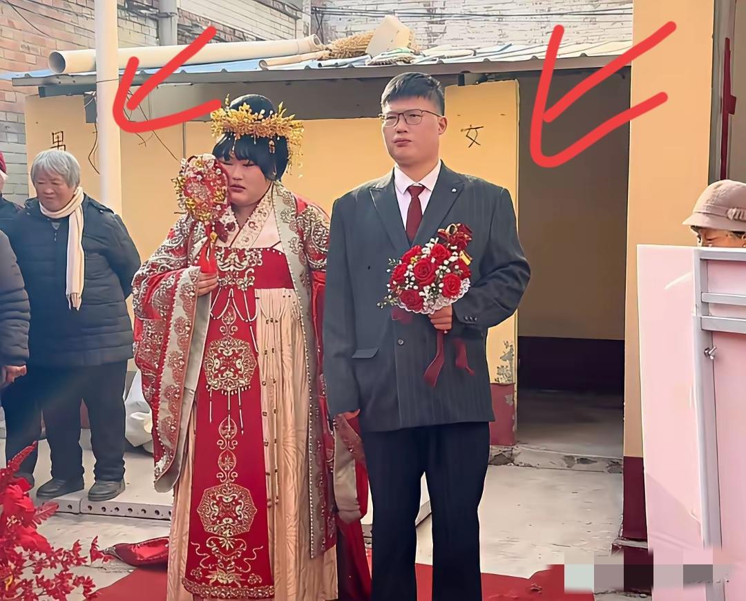 果然我不尴尬，尴尬的就是别人。不信你看大衣哥的女儿朱雪梅，在男方家的院子里站