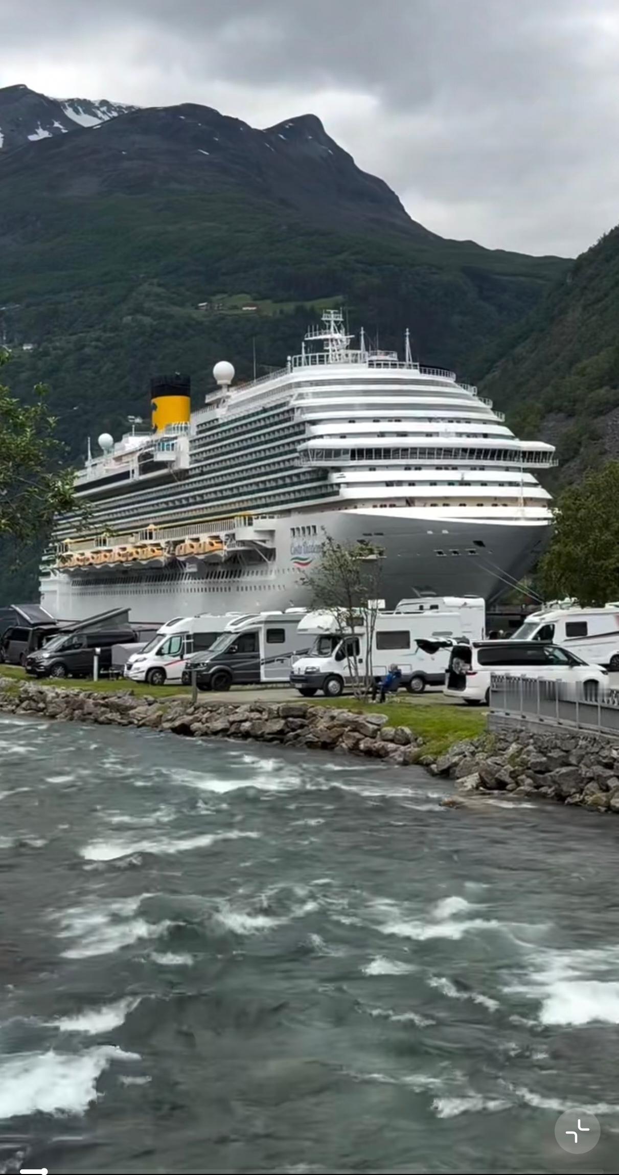 水深停大船🚢？这可是爱达魔都同款啊，感觉在地上放着一样。开始以为是一幢房子，走