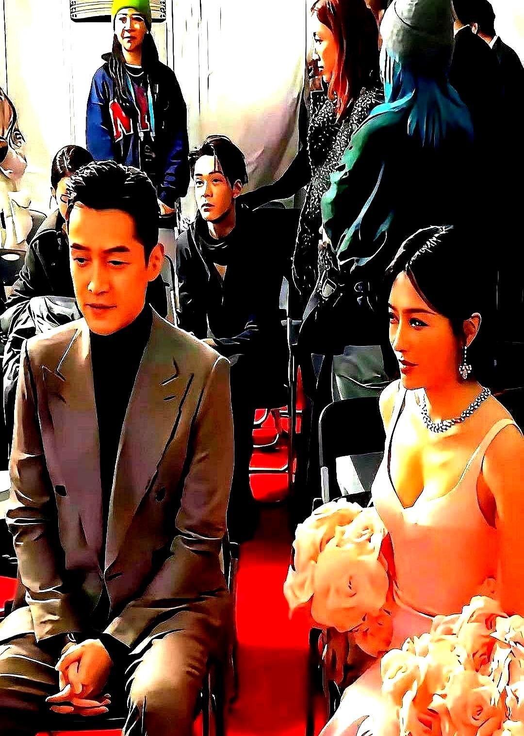 能让胡歌眼神躲闪，喉结滚动的，只有秦岚的腰了。那件香槟色鱼尾裙，前后改了八