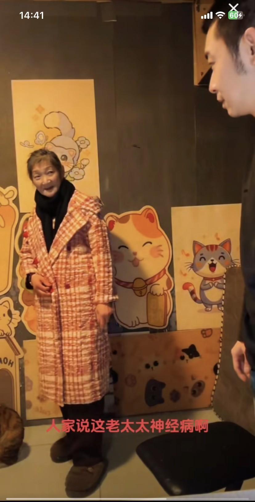 别再只给爸妈买“老人装”了。昨晚，马品同直播里，60多岁的妈妈试穿粉色格子大衣