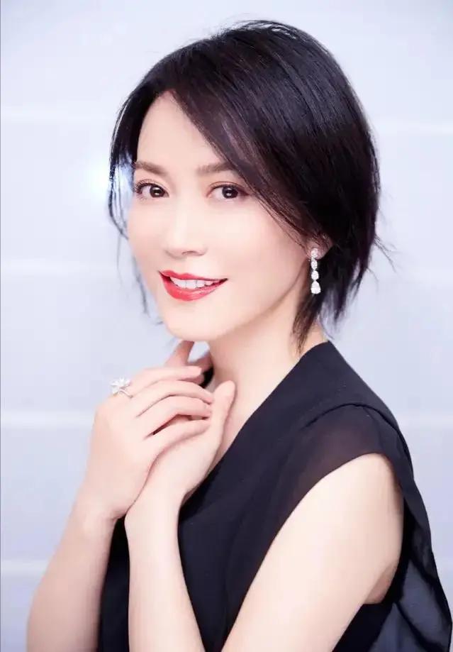 俞飞鸿；清冷知性天花板她的骨相舒展，气质通透冷静她不迎合世俗审美，她的美不在