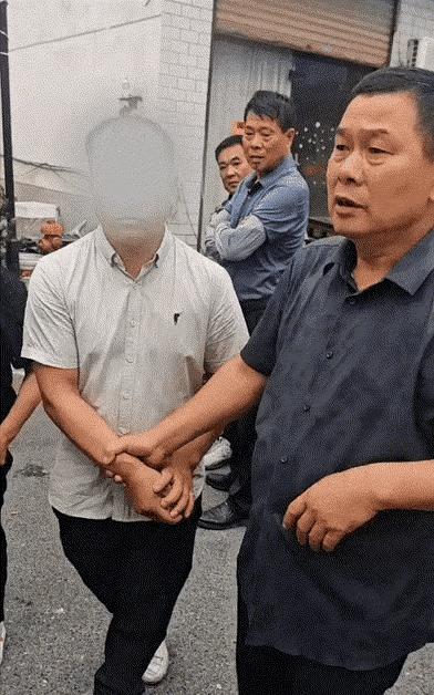 “真是闻所未闻！”自家办丧事大摆三天流水席，席间混进来五个完全陌生的外人，大吃大