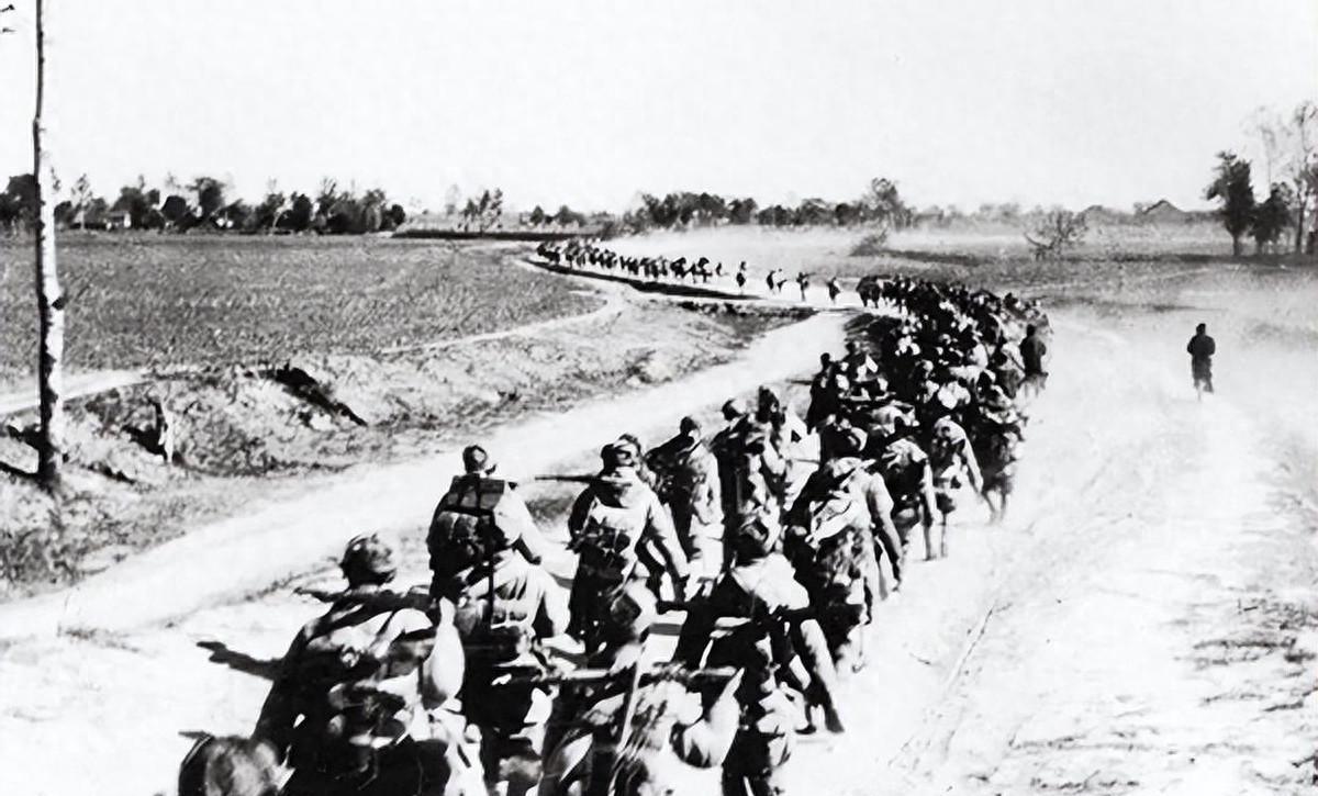 解放战争我军为何不用“军”只用“纵队”？这招对国军是降维打击！解放战争，很多