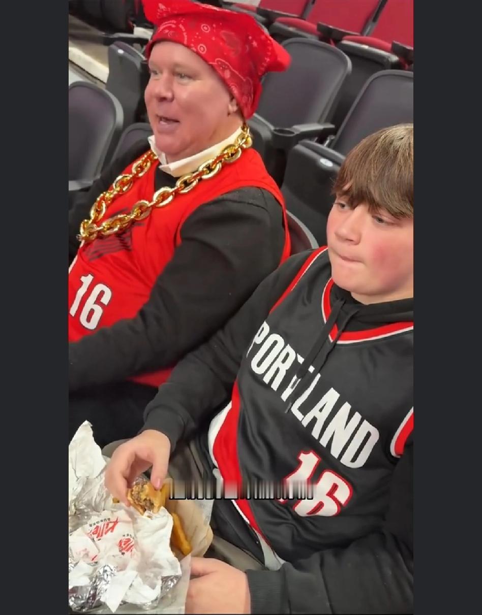 国外球迷喜欢杨瀚森的理由竟然这样奇特！记者看到开拓者比赛现场有国外球迷穿杨瀚