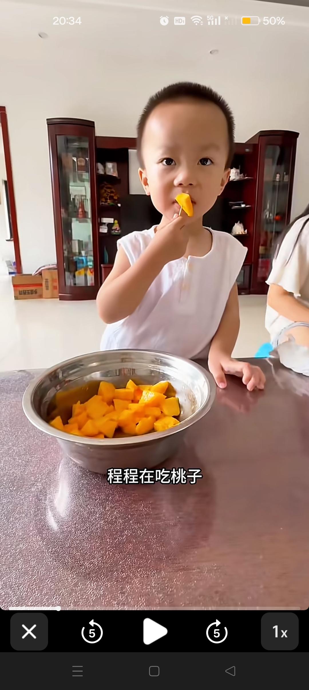 奶奶带着成成好幸福啊，每天都有下午茶！😍收拾的干干净净！奶教四川话，妈妈教山