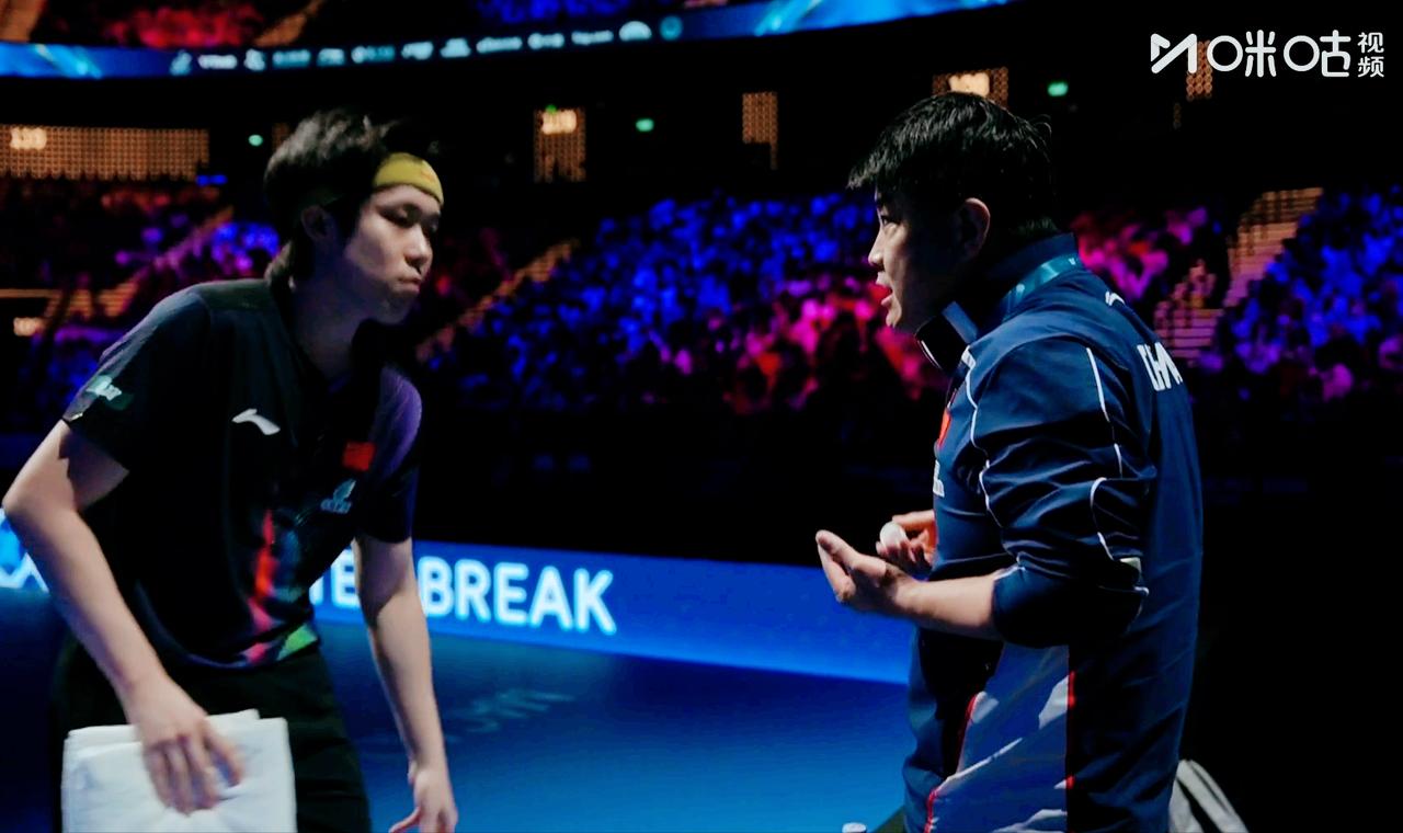 笑死了！王楚钦战术完全压制雨果了，局间王皓还是不停的指导王楚钦！但是仔细一听，