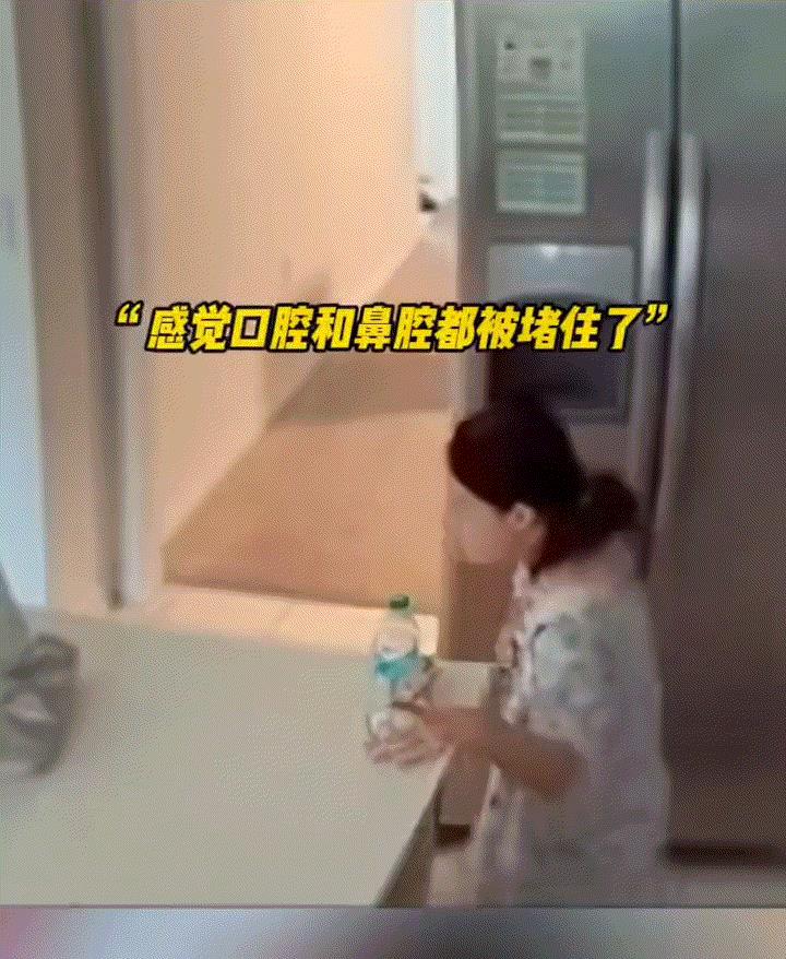 一女子发视频称，这天她独自在家吃米线，调料期间不小心把青花椒油放多了，起初女子也