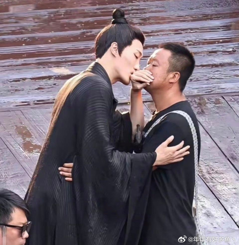 没想到吻戏是这样拍出来的，竟然是用的男替身