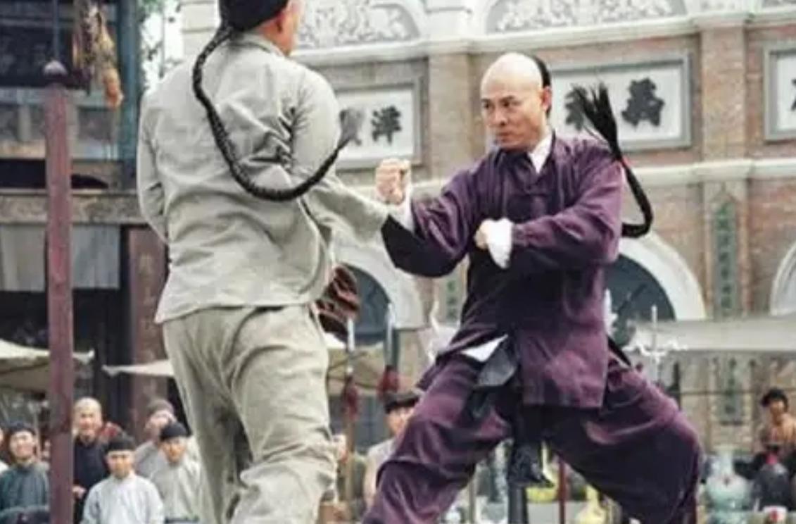 当年，霍元甲挑战皇宫第一高手李瑞东，李瑞东对他说：我站在这里让你打三招，如果你能