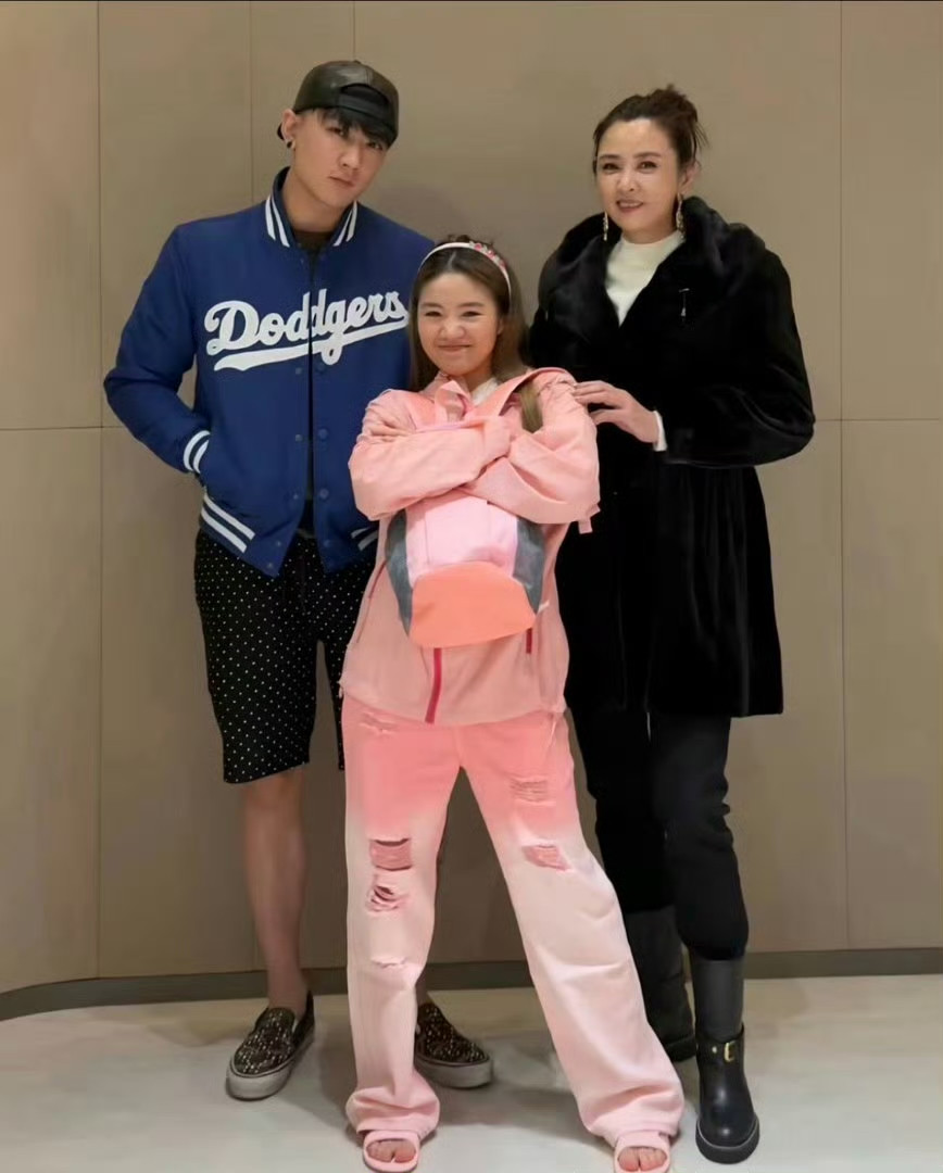 李勒优和晋妈最近吵架，崔晋在专访里说到，当年妈妈决定把李勒优接到家里，事先根本没问过他的想法，那时候