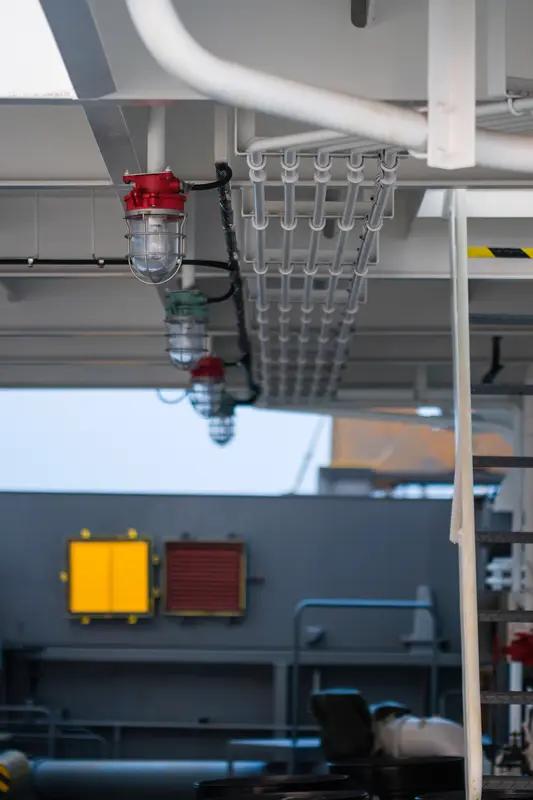 油轮卸完原油后，是不能空船返航的。是不是很疑惑？既然货物已经清空，直接空船返航