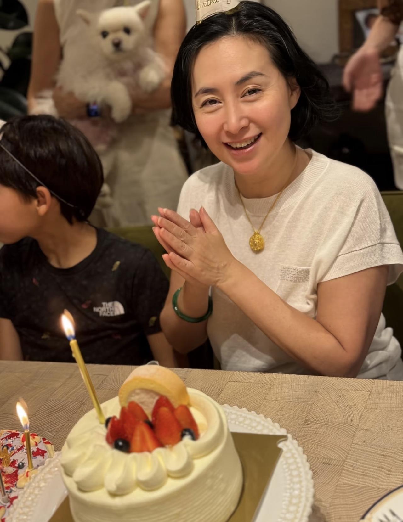 何超琼过64岁生日现场曝光，和干女儿一家一起过的，没有大鱼大肉、没有满汉全席、蛋