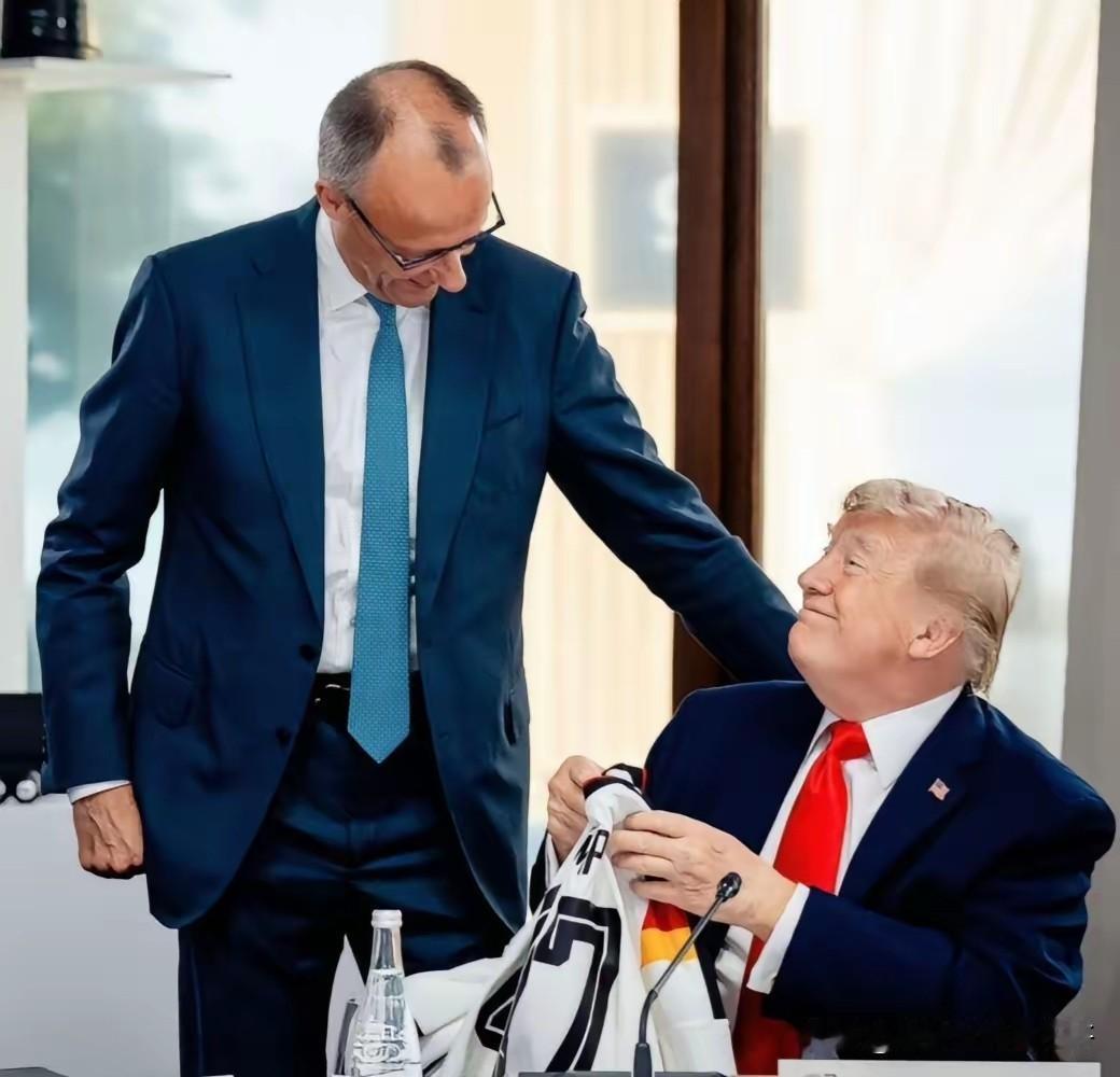 谁说外国人不懂人情世故？G7峰会期间，世界杯开打之际，德国梅尔茨给川普带了