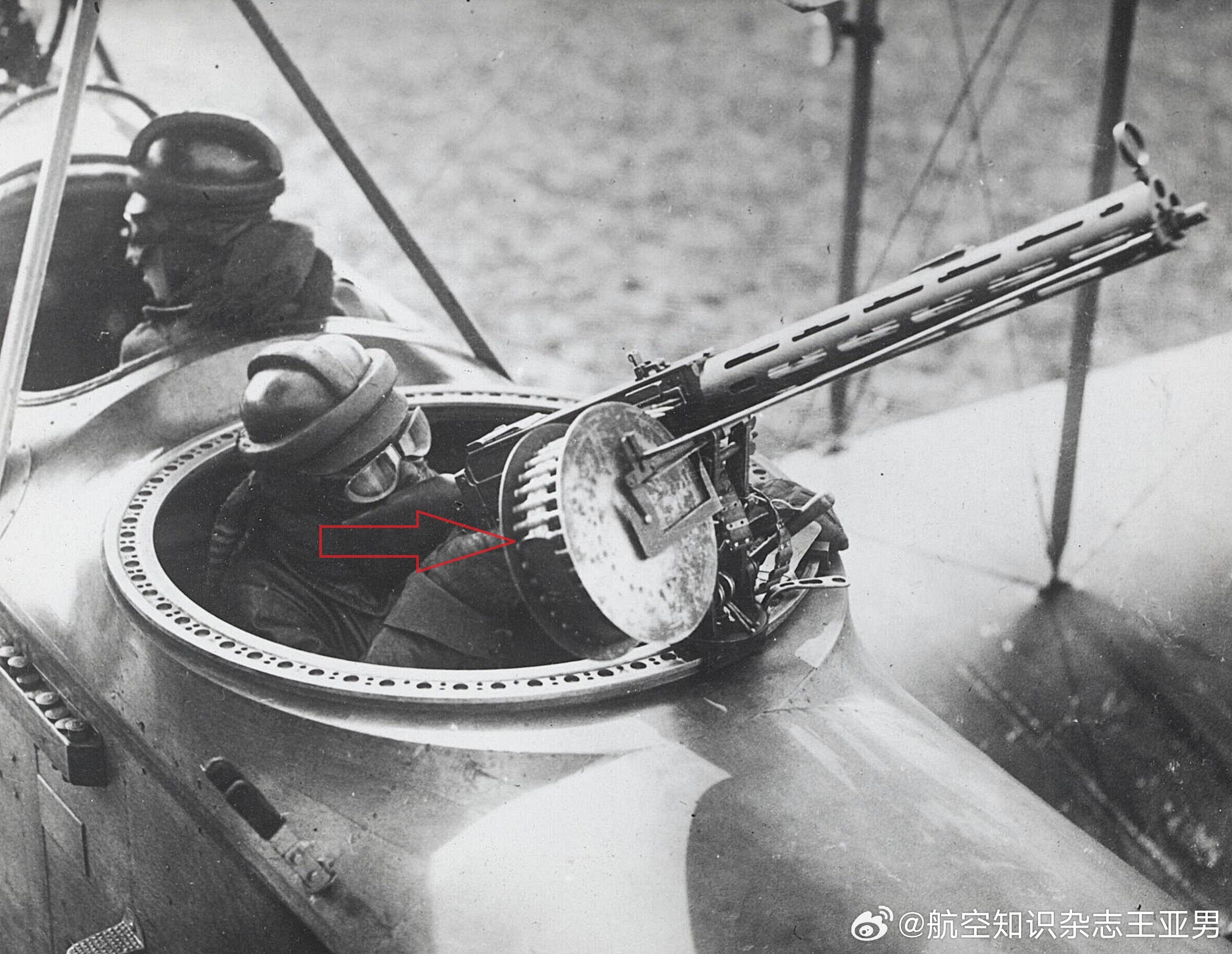 #航空创作计划#第一次世界大战厮杀正酣的1917年，一架德国空军“信天翁”C.