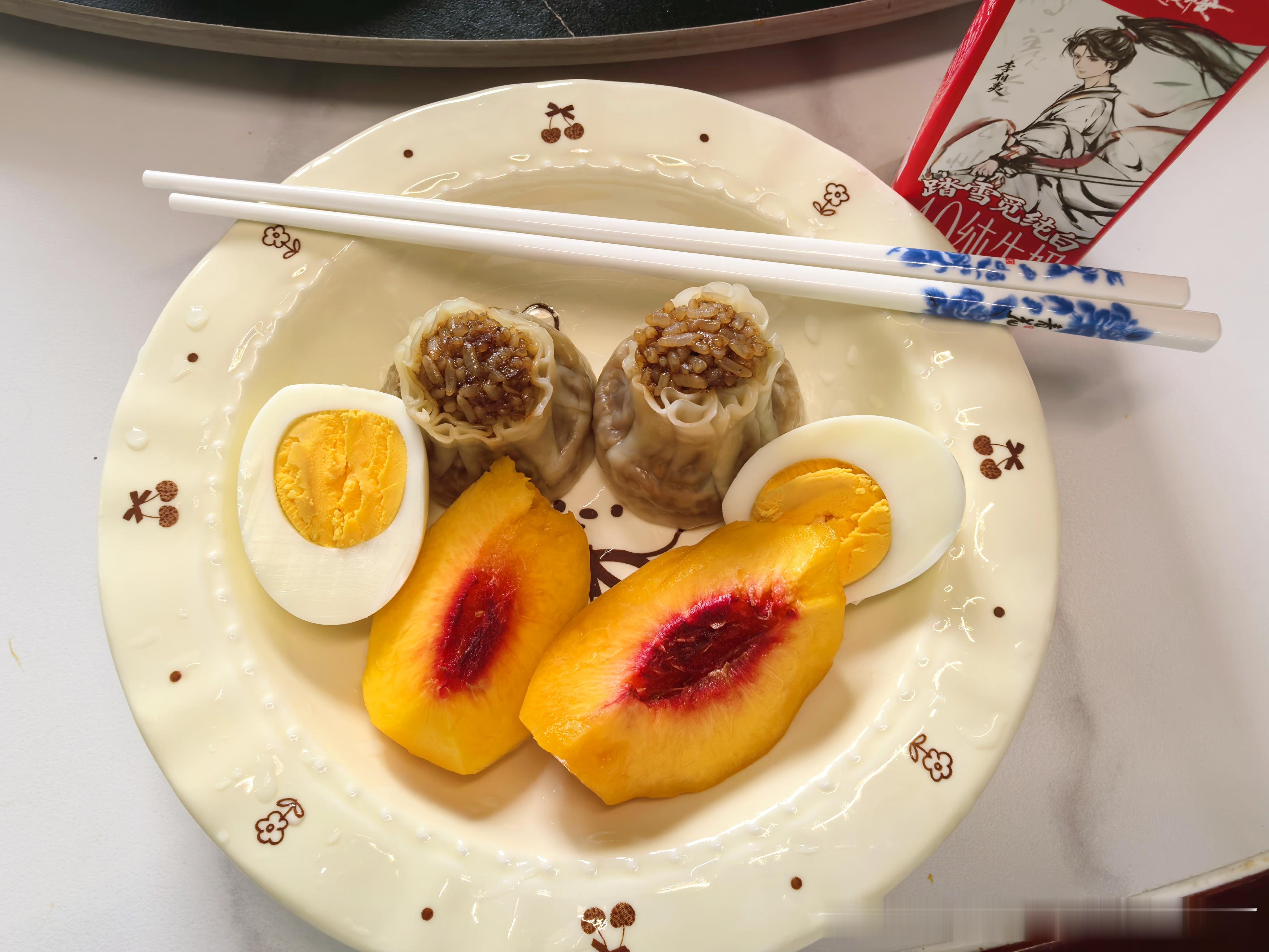 现在吃还算早餐吗你们都吃了没？这下去，午饭肯定又吃不动了，每次周末的三餐都是颠倒