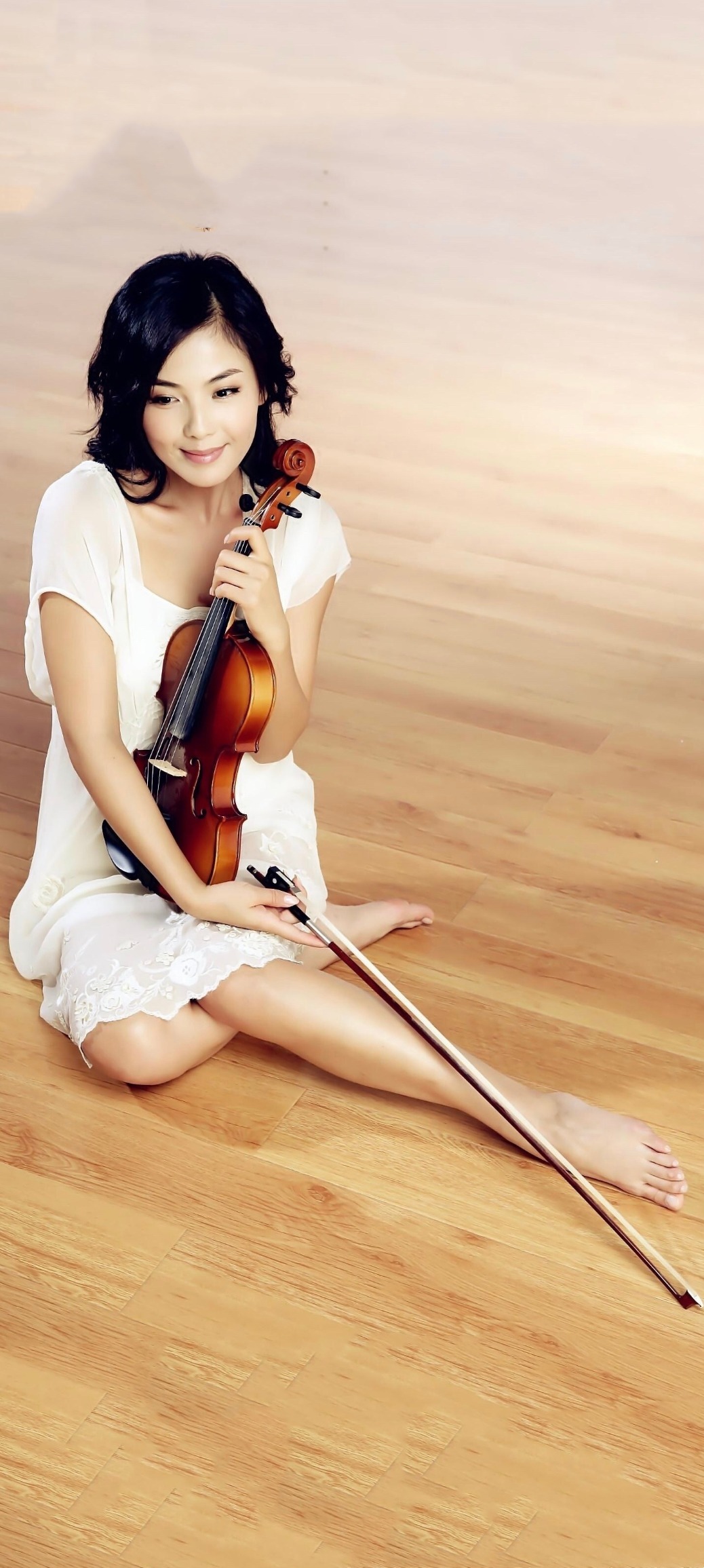 刘涛穿搭壁纸精选：裙装婀娜，光脚美腿大美人。刘涛