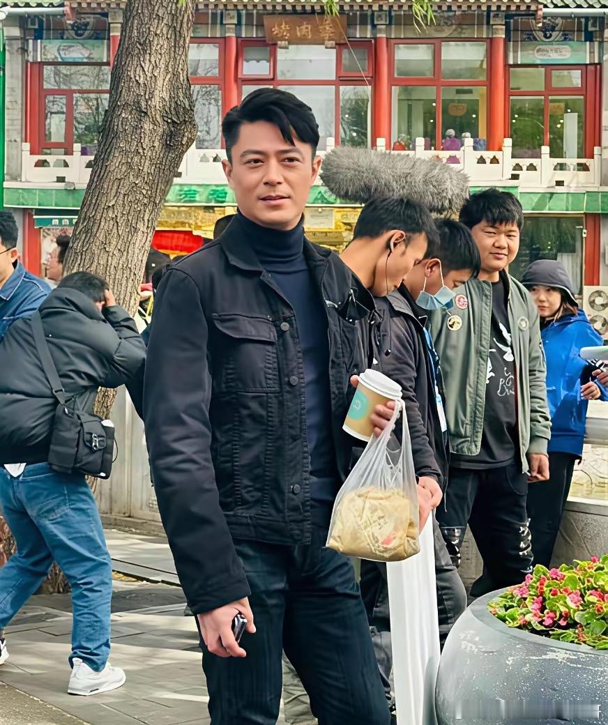 47岁霍建华现身北京什刹海街头，他个子看起来挺矮的，但脸很帅气，这是谁的童年男神