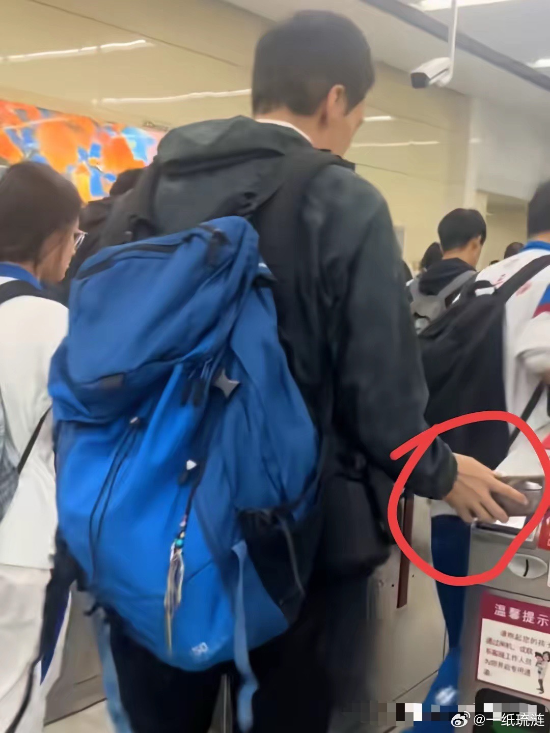 有天津网友发视频爆料，在二号线咸阳路地铁口，撞见一名外国男子长期恶意逃票。这人具