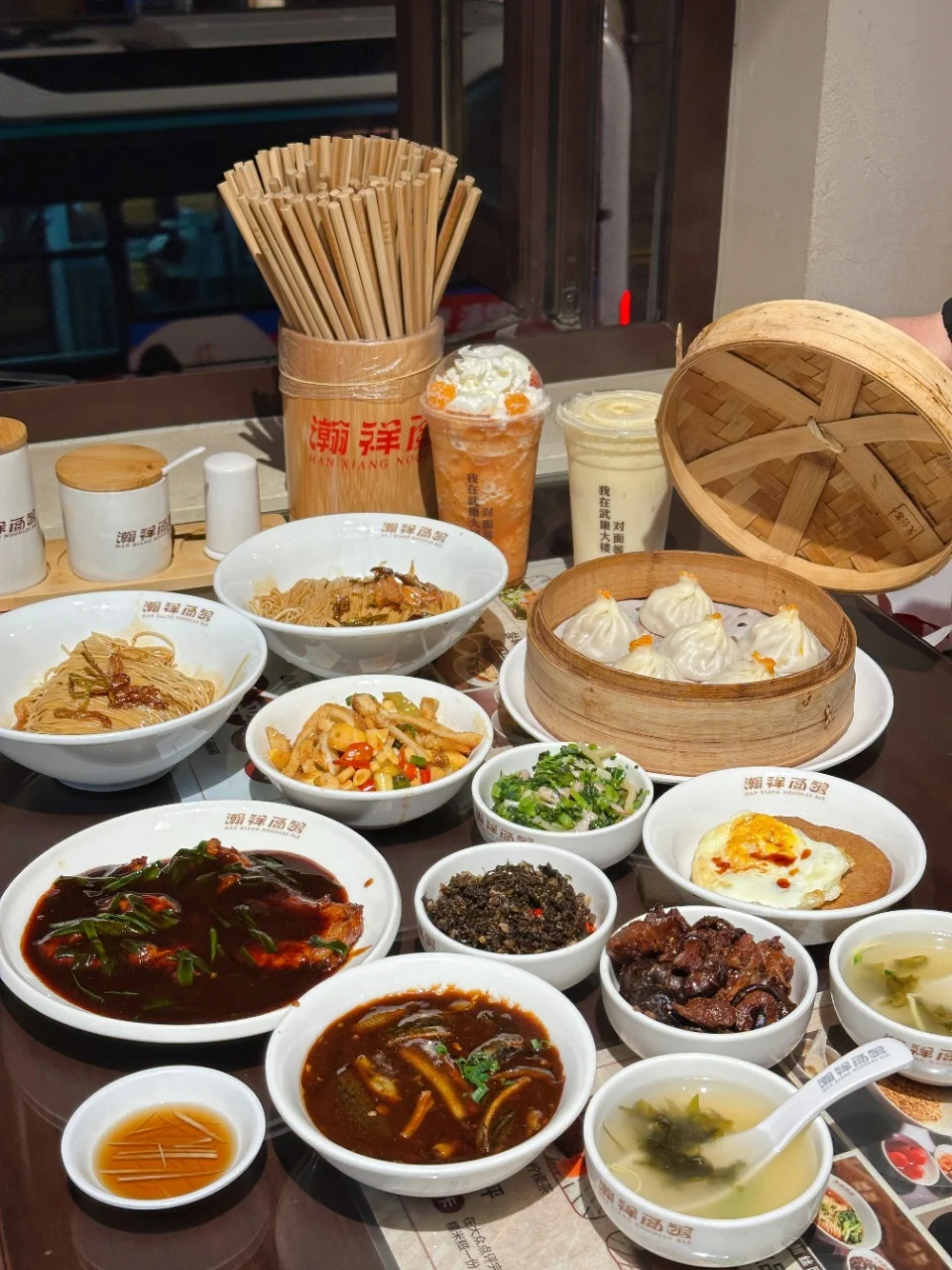 武康大楼楼下本帮面馆，都给我来吃