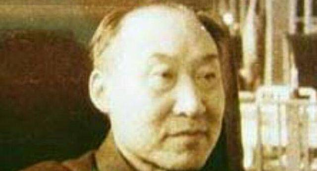 1972年，钱学森在中关村大街散步，遇到一个乞丐向他乞讨。当钱学森准备掏钱给乞丐