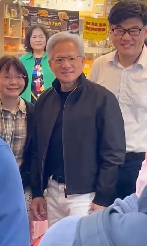 黄仁勋一家四口现身台北！11月27日，有网友偶遇英伟达创始人黄仁勋现身台北，