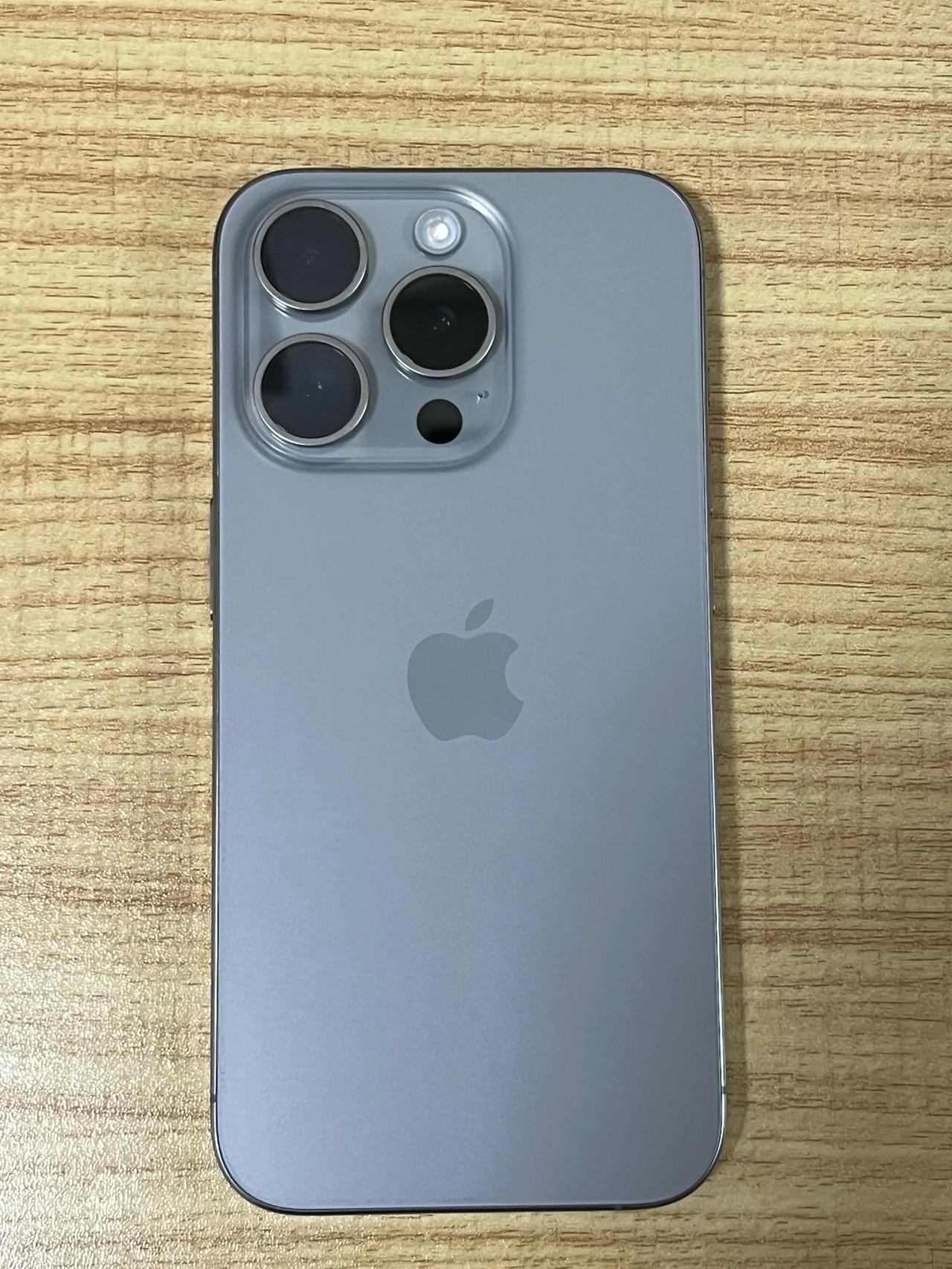 说出来不怕大家笑话，这是我人生中第一台iPhonePro系列的手机虽然是个二手