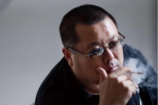 一部电视剧拍完，导演只拿到30万利润，这听上去不像成功，更像一次侥幸脱身。 